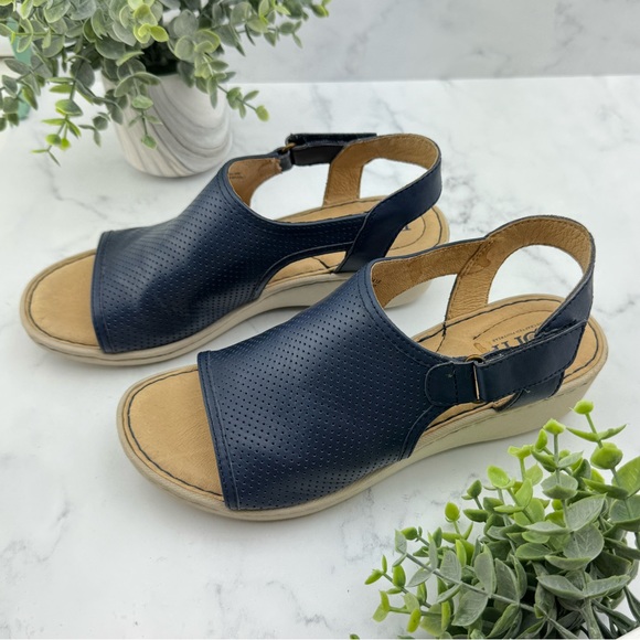 NWOT Born Comfy Navy Shoes Size 7 - Picture 1 of 7